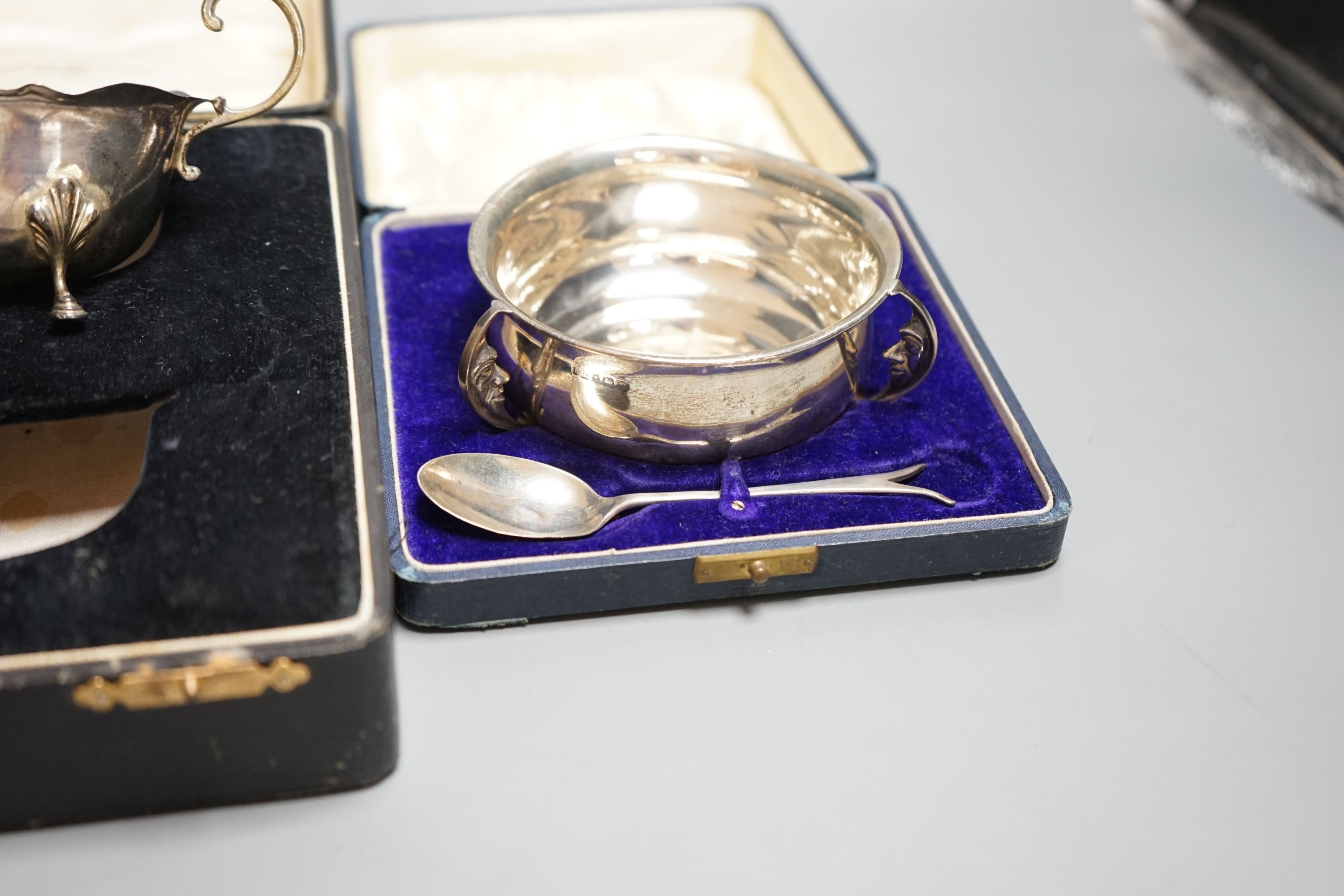 A cased George V silver three handle bowl and spoon, Birmingham, 1928 and a silver sauceboat, 7oz.